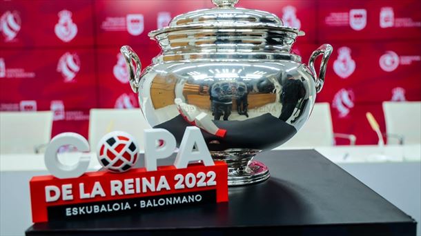 Trofeo y logo de la Copa de la Reina 2022 que va a celebrarse en San Sebastián