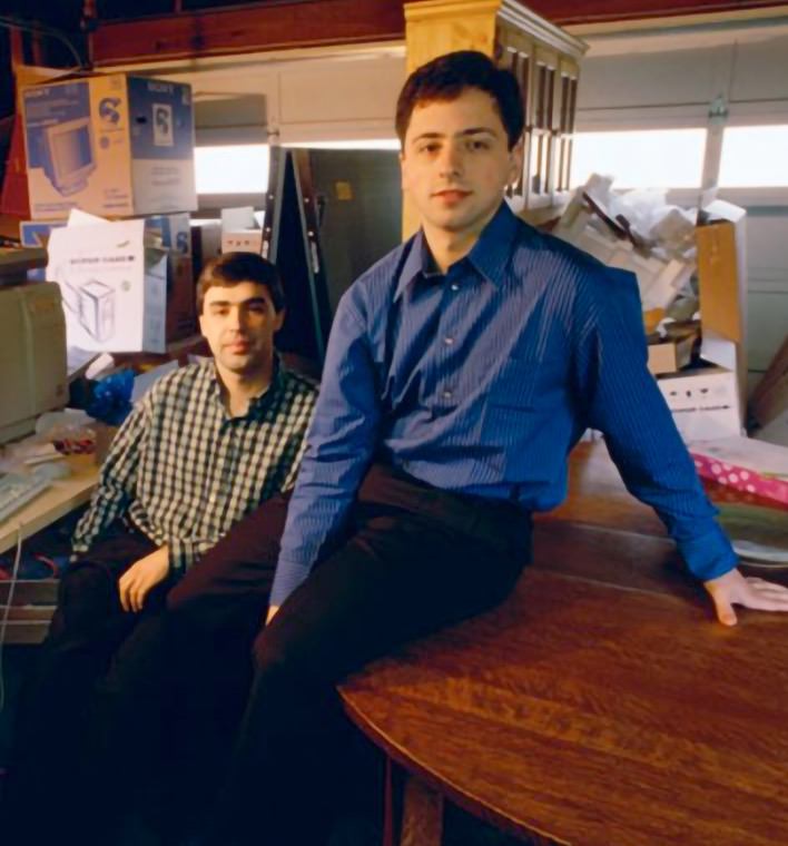 Larry Page y Sergey Brin en las primers oficinas de Google, dentro del garaje de Susan Wojcicki (Fuente: Google).